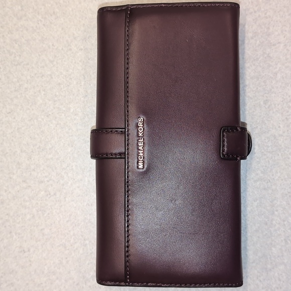Michael Kors Quincy Large Leather Plum Wallet - Picture 3 of 11